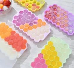 Siliconen IJsblokjesvorm Met Deksel Assorti - IJsklontjesvorm - IJsklontjes - IJsvormpjes Maker - Fruit IJs - Babyvoeding - IJsjes Maken - Fruit Voor Smoothies Invriezen - IJslolly's - Hapjes - IJsklontjes Vorm - Herbruikbaar - BPA Vrij - Hexagon -Merkloos Winkel 1200x1097 2