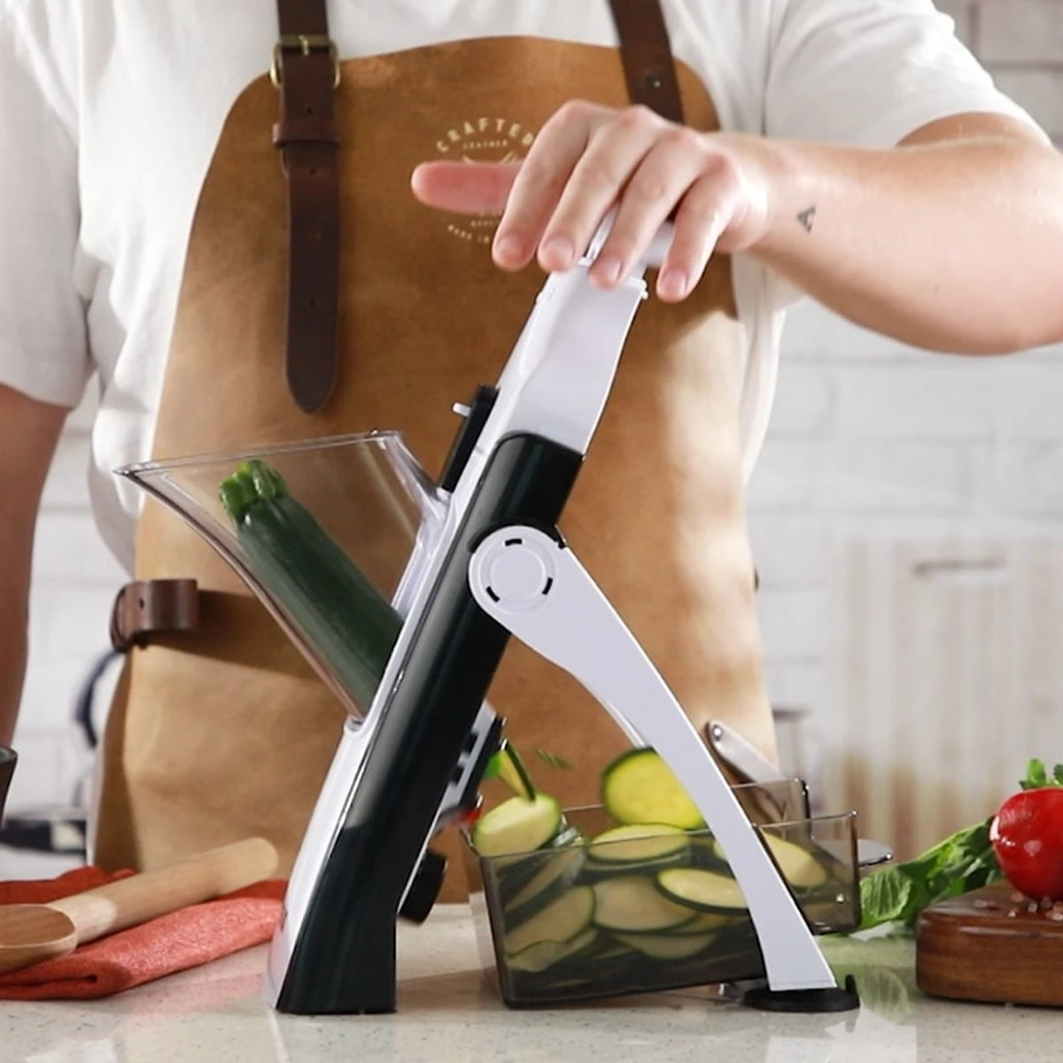 Livington TurboCut Universele Snijmachine - Groentesnijmachine Met 3 Messtanden Voor Dikke Of Fijne Plakjes - Rasp Met Snijdikte Tot 8 Mm - Vaatwasmachinebestendig - Snijmachine Met... 5 Livington TurboCut Universele Snijmachine - Groentesnijmachine Met 3 Messtanden Voor Dikke Of Fijne Plakjes - Rasp Met Snijdikte Tot 8 Mm - Vaatwasmachinebestendig - Snijmachine Met... - Afbeelding 3