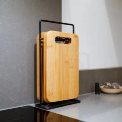 Luxe Snijplankenset Met Houder Van In Round – 4 Snijplanken – Houten Snijplank Rechthoek – Zwart Metalen Houder – Bamboe Hout – Serveerplank Hakblok Broodplank – Ontbijtplankjes Set – Cutting / Chopping Board – Keukengerei – Snijplankje – Borrelplank -Merkloos Winkel 1200x1200 2528
