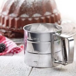 Professionele RVS Meelzeef - Bloemzeef - Poedersuikerzeef - Suikerzeef - Bakgerei - Stooier - Keuken Tafel -Roestvrij Staal - Draai Meel Zeef - Bloem Zeef - Poedersuiker Zeef - -Merkloos Winkel 1200x1200 2758