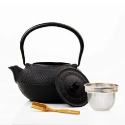 Lumaland - Thee Set - Theeservies - 1x Gietijzeren Theepot (1,4L), 1x Bamboe Doseerlepel, 1x Edelstalen Zeef -Merkloos Winkel 1200x1200 795