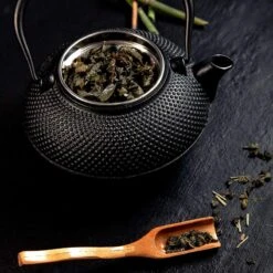 Lumaland - Thee Set - Theeservies - 1x Gietijzeren Theepot (1,4L), 1x Bamboe Doseerlepel, 1x Edelstalen Zeef -Merkloos Winkel 1200x1200 796