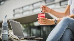 Sareva Muesli Beker - Met Lepel - Yoghurt 2 Go - Rood -Merkloos Winkel 1200x675 6