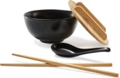 Ernesto Ramen Set Met Bamboe Deksel - Set: 5 Delig - Materiaal: Bamboe | Aardewerk - Kleur: Zwart - Voor Het Stijlvolle Ramen Genot - Aardewerk Lepel – In Traditionele Vorm - Met Bamboe Deksel Voor Het Warm Houden - Japanse Noodle Bowl Noodles -Merkloos Winkel 1200x782 4