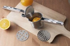 YUGN Aardappelpers Pureeknijper - Pureestamper - RVS - Inclusief 3 Verschillende Structuur Schijven - Cadeau Tip -Merkloos Winkel 1200x794 7