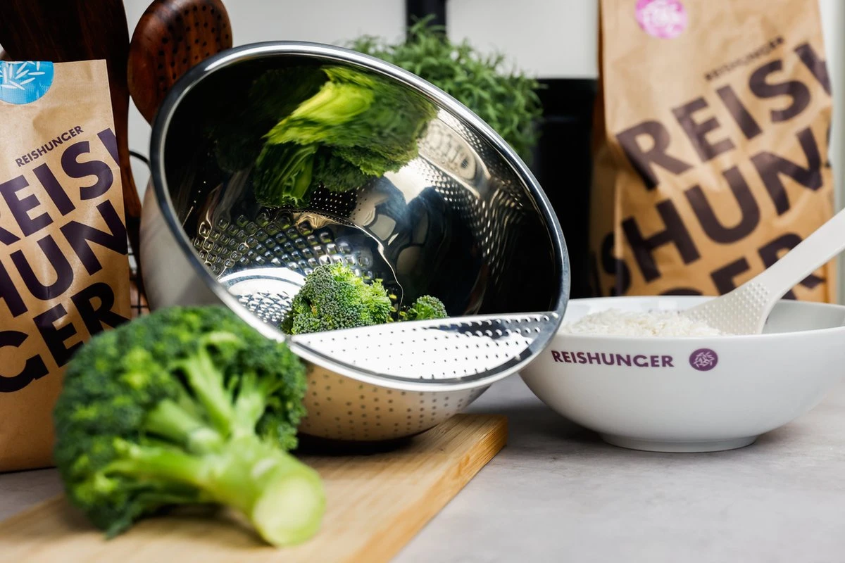 Reishunger Rijstzeef Uit Roestvrij Staal - Vergiet Voor Het Wassen Van Rijst En Groenten - Met Anti-slip Siliconen Bodem 5 Reishunger Rijstzeef Uit Roestvrij Staal - Vergiet Voor Het Wassen Van Rijst En Groenten - Met Anti-slip Siliconen Bodem - Afbeelding 3