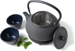 Tealøv THEE SET 800 ML GIETIJZER | COMPLETE SET IN GESCHENKDOOS | Gietijzeren Theepot Met Roestvrijstalen Zeef, Gietijzeren Theekopjes En Onderzetter | In Authentiek Japanse Stijl | Arare Zwart -Merkloos Winkel 1200x827