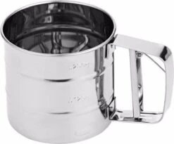 Professionele RVS Meelzeef - Bloemzeef - Poedersuikerzeef - Suikerzeef - Bakgerei - Stooier - Keuken Tafel -Roestvrij Staal - Draai Meel Zeef - Bloem Zeef - Poedersuiker Zeef - -Merkloos Winkel 1200x995 6