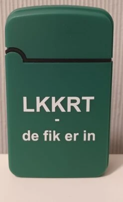 Unieke Originele Bedrukte Gasaanstekers Rotterdam - LKKRT - Rotterdam - 'de Fik Er In' - Bedrukte Gasaanstekers - Gasaanstekers - Gasaansteker - Aanstekers - Aansteker - Navulbare Aanstekers - Aansteker Gas - Straalvlam - Jet Flame - Torch Flame -Merkloos Winkel 732x1200 3